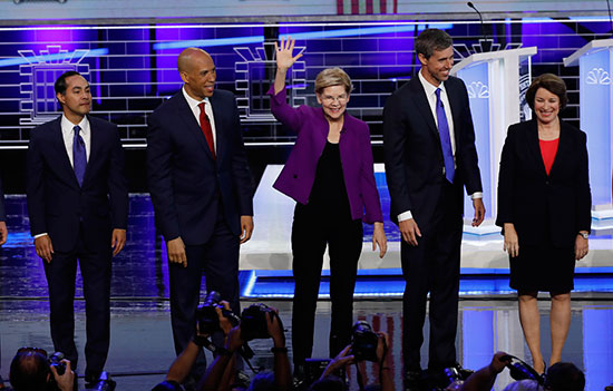 المرشحون الأمريكيون الديمقراطيون يبدؤون أول مناظرة قبل بدء أول انتخابات رئاسية (5)