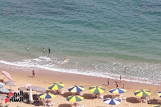 شواطئ الإسكندرية تجذب آلاف المصطافين (1)