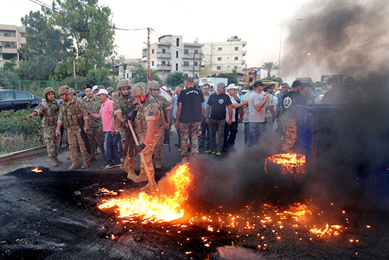 قوات الأمن تزيل الإطارات المحترقة