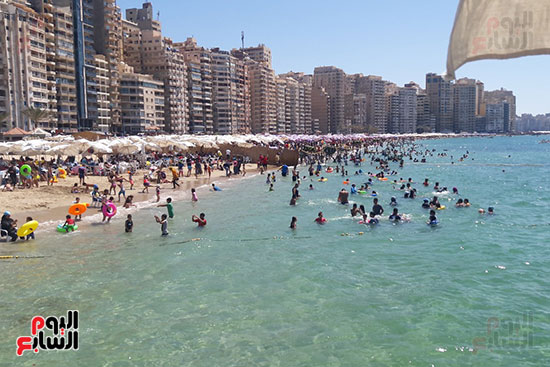 شواطئ الإسكندرية تجذب آلاف المصطافين (7)