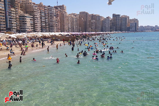 شواطئ الإسكندرية تجذب آلاف المصطافين (10)