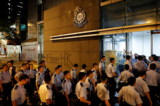قوات الأمن فى هونج كونج أمام مبنى الإدارة