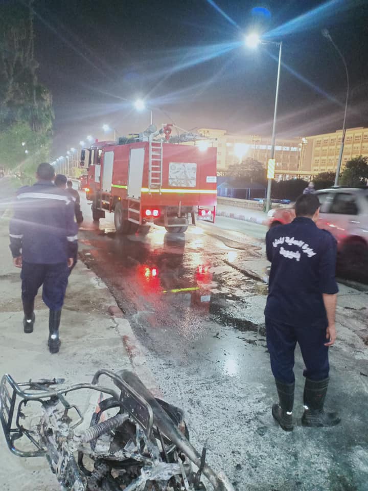 تفحم دراجة بخارية وإصابة شخص بالطريق الدائري في أسيوط  (1)