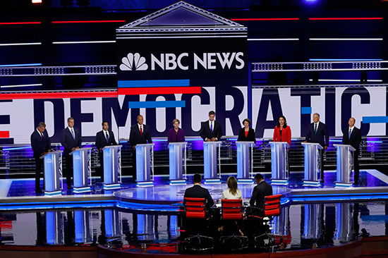 المرشحون الأمريكيون الديمقراطيون يبدؤون أول مناظرة قبل بدء أول انتخابات رئاسية (4)