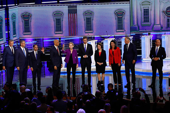 المرشحون الأمريكيون الديمقراطيون يبدؤون أول مناظرة قبل بدء أول انتخابات رئاسية (8)