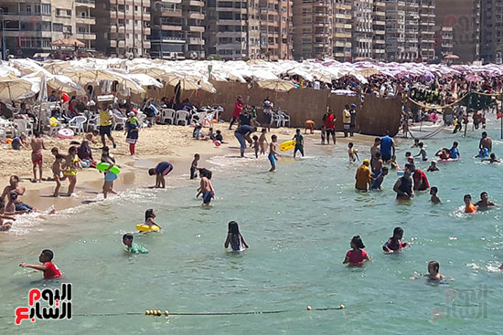 شواطئ الإسكندرية تجذب آلاف المصطافين (18)