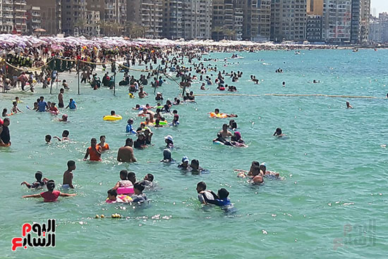 شواطئ الإسكندرية تجذب آلاف المصطافين (17)