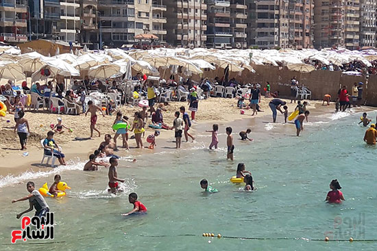 شواطئ الإسكندرية تجذب آلاف المصطافين (19)