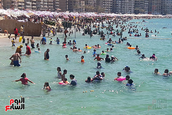 شواطئ الإسكندرية تجذب آلاف المصطافين (15)