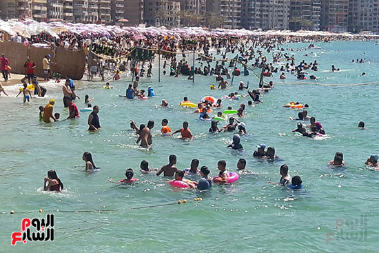 شواطئ الإسكندرية تجذب آلاف المصطافين (16)