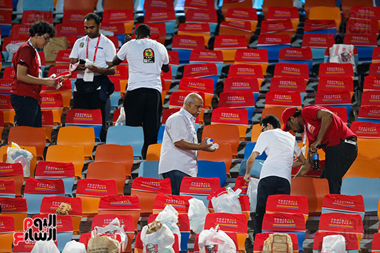 الجمهور يقوم بتنظيف المدرجات بعد الفوز على الكونغو (3)
