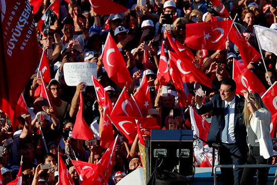 أنصار أغلو يحتفلون بتوليه منصب رئيس اسطنبول