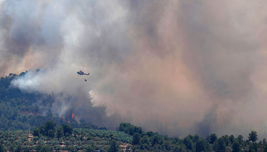 طائرة تكافح حرائق غابات فى إسبانيا