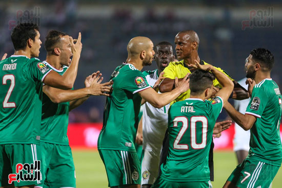 اعتراض لاعبو الجزائر على الحكم