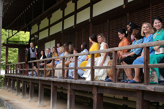 زوجات قادة مجموعة العشرين فى معبد بوذى باليابان (7)
