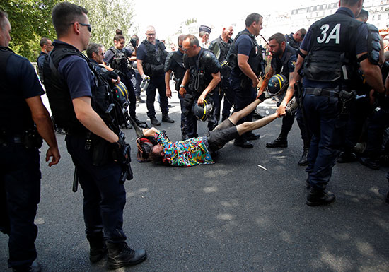 جانب من الضرب والسحل للمتظاهرين فى فرنسا