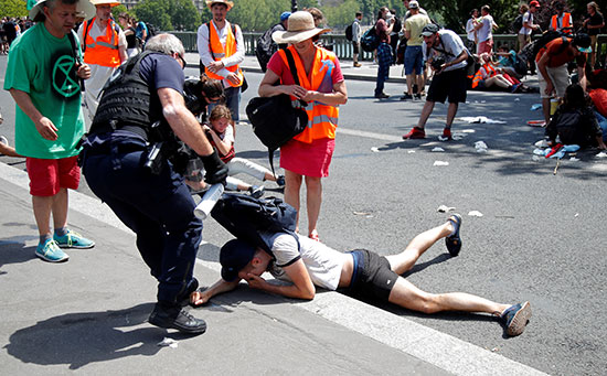 شرطى فرنسى يسحل أحد المتظاهرين