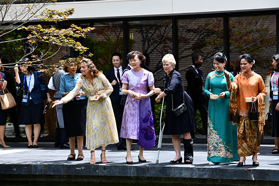 زوجات قادة مجموعة العشرين فى معبد بوذى باليابان (5)