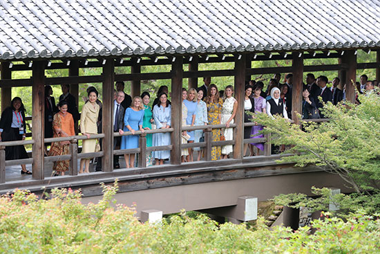 زوجات قادة مجموعة العشرين فى معبد بوذى باليابان (6)