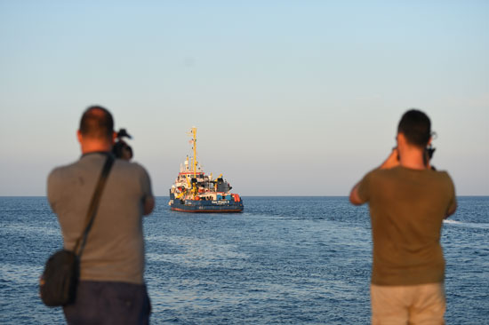 رصد سفينة إنقاذ مهاجرين فى المياه الإيطالية