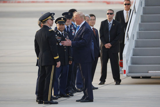 عسكريون أمريكيون فى استقبال ترامب بكوريا الجنوبية