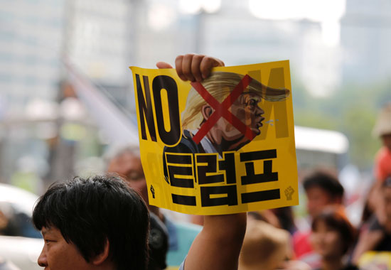 لافتات عدم الترحيب بترامب فى كوريا الجنوبية