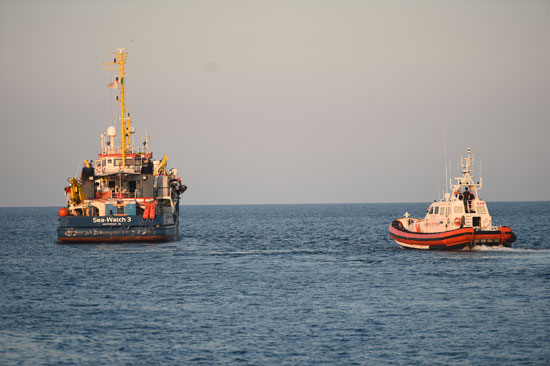 سفينة إيطالية تلاحق سفينة إنقاذ مهاجرين