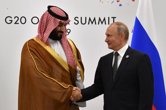 بوتين يصافح الأمير محمد بن سلمان