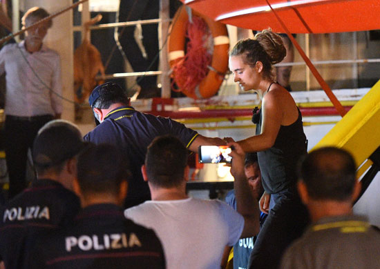 الشرطة الإيطالية ترافق قبطان سفينة سى ووتش 3