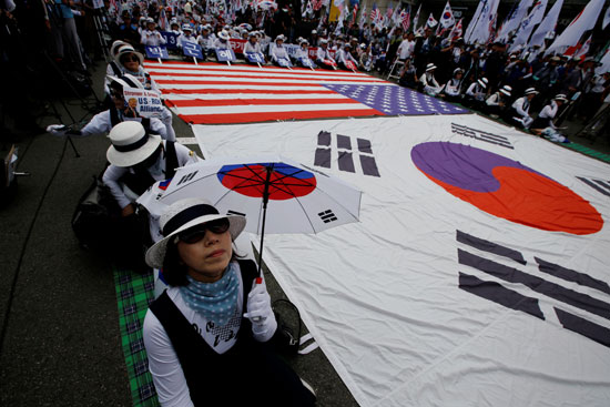 أعلام كوريا الجنوبية وأمريكا تزين العاصمة سول