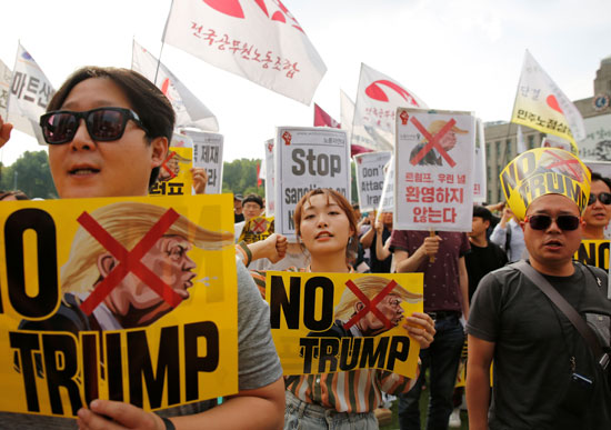 لافتات رافضة لسياسات ترامب تجاه المهاجرين