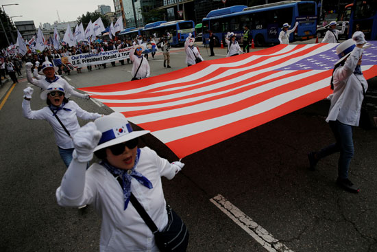 علم أمريكا يطوف فى شوارع كوريا الجنوبية