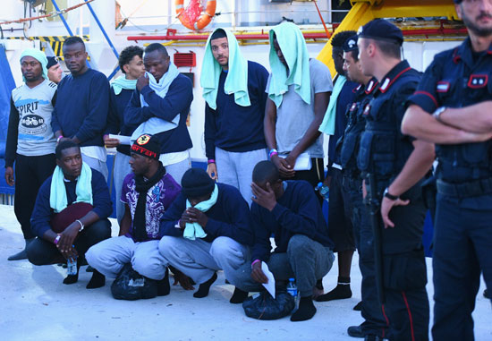مهاجرين غير شرعيين على سواحل إيطاليا