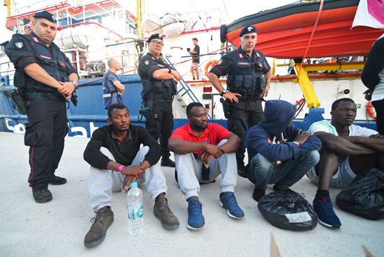 الشرطة الإيطالية بجوار سفينة إنقاذ مهاجرين