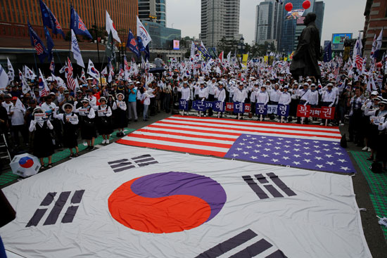 علم كوريا الجنوبية وأمريكا فى شوارع سول قبل زيارة ترامب