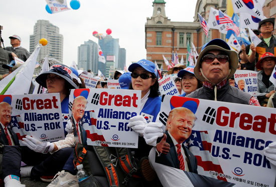 لافتات ترجيب بالرئيس الأمريكى فى كوريا الجنوبية