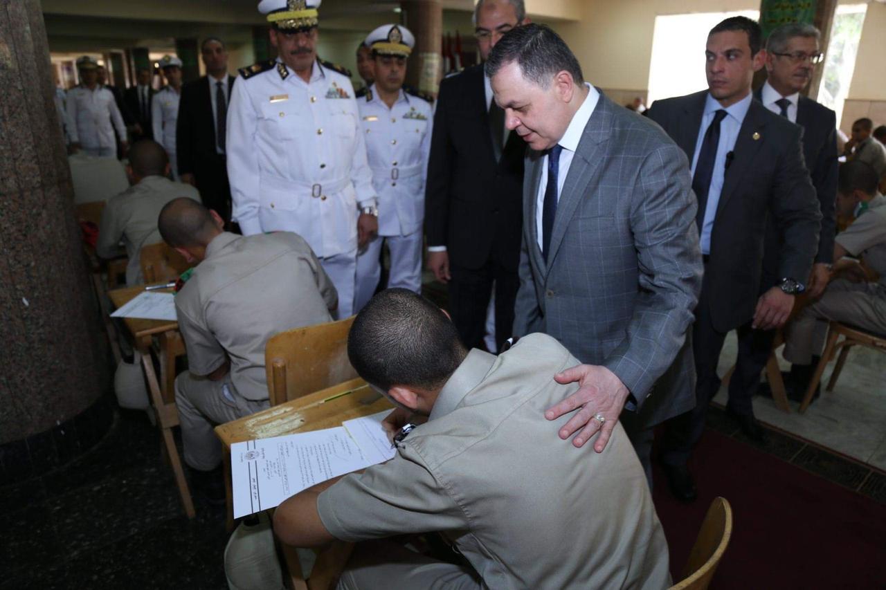 وزير الداخلية بتفقد امتحانات طلبة اكاديمية الشرطة (4)