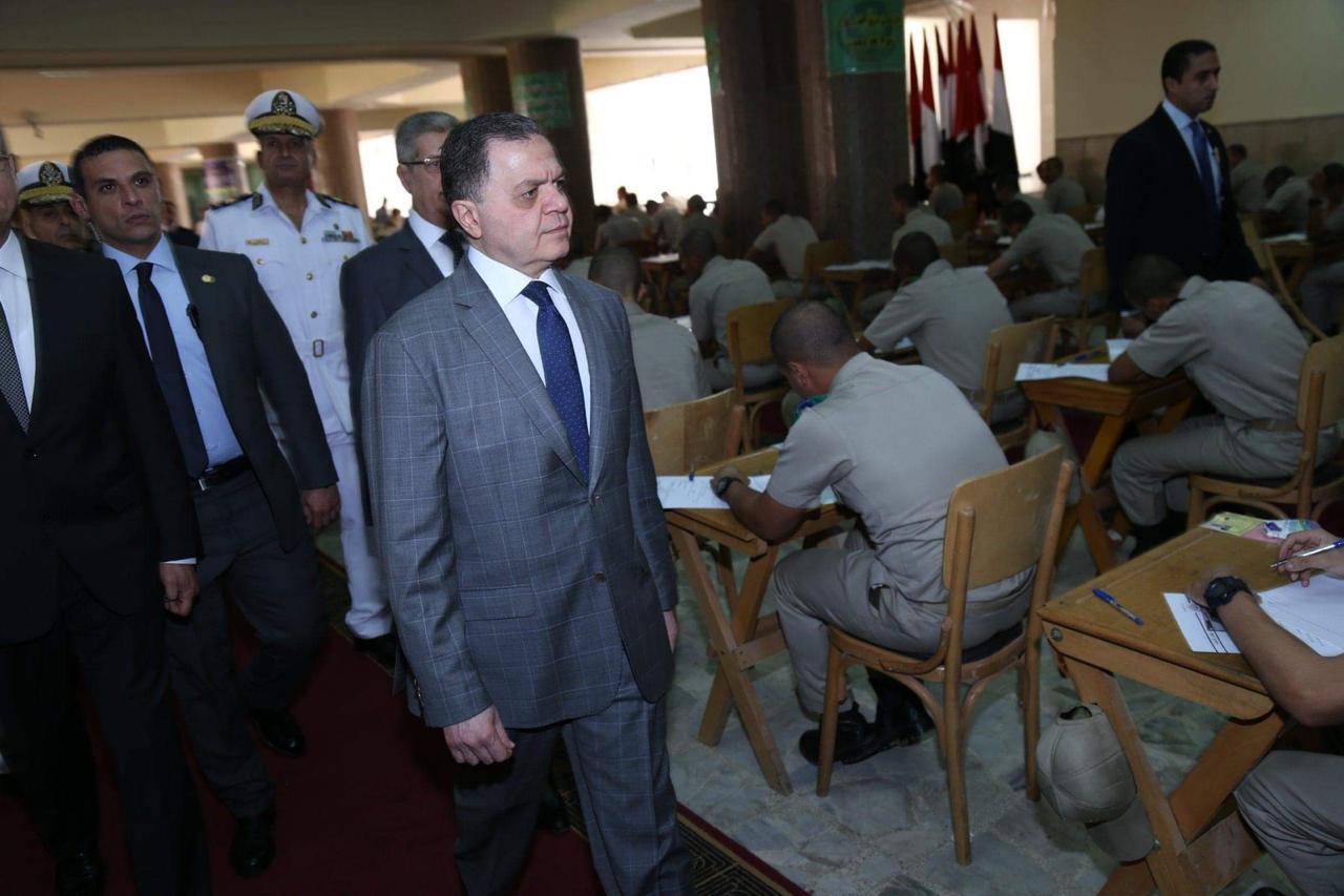 وزير الداخلية بتفقد امتحانات طلبة اكاديمية الشرطة (3)