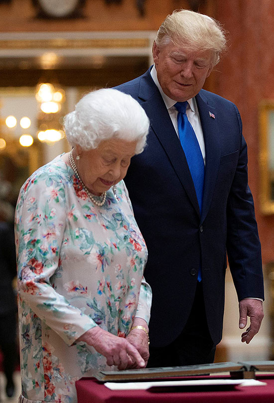 ترامب والملكة إليزابيث