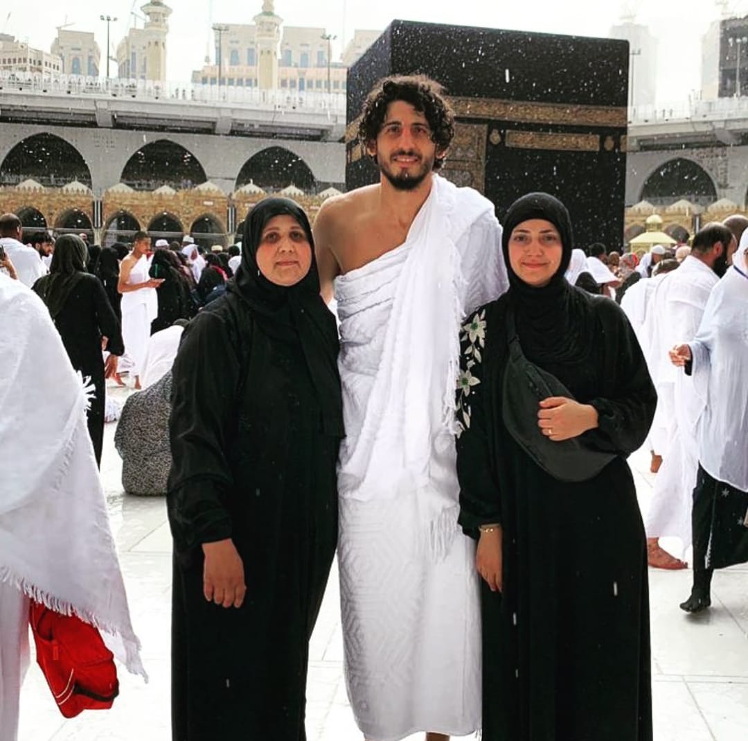 أحمد حجازى ووالدته و زوجته