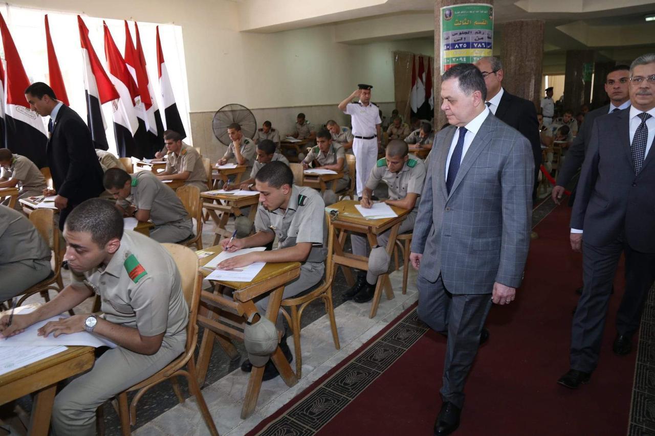 وزير الداخلية بتفقد امتحانات طلبة اكاديمية الشرطة (1)