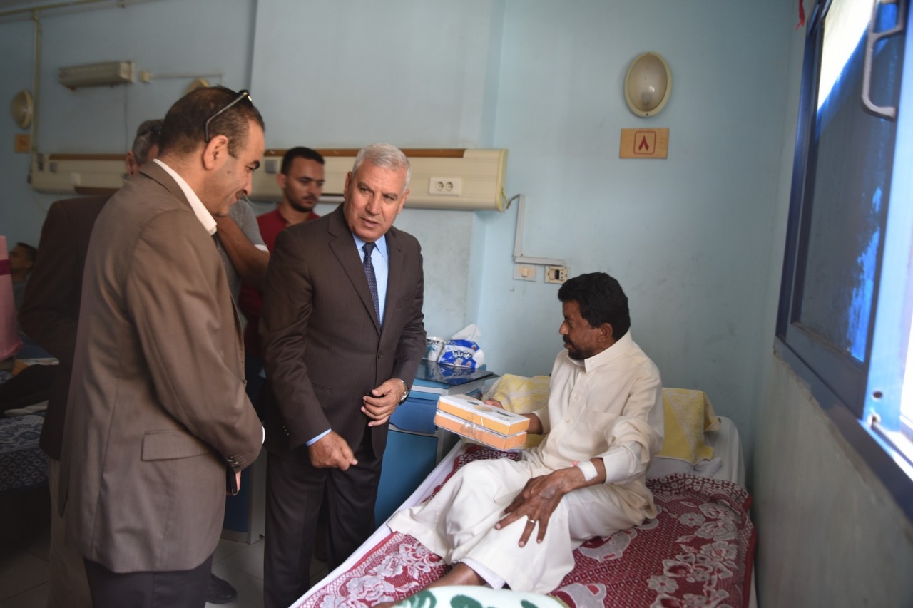 محافظ مطروح يزور المرضى بالمستشفيات لتهنئتهم بالعيد (10)