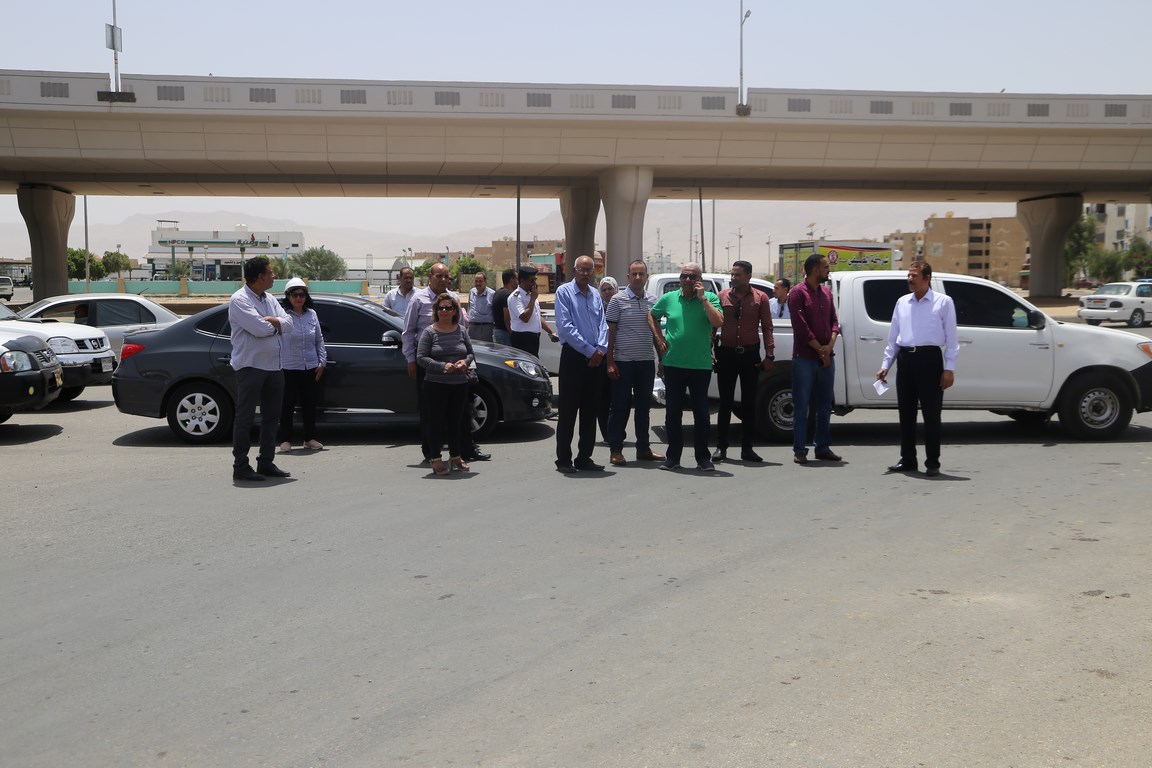 محافظ السويس يتفقد طريق القاهرة السويس (1)