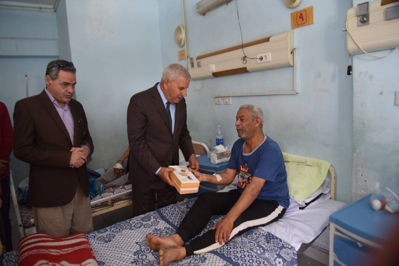 محافظ مطروح يزور المرضى بالمستشفيات لتهنئتهم بالعيد (9)