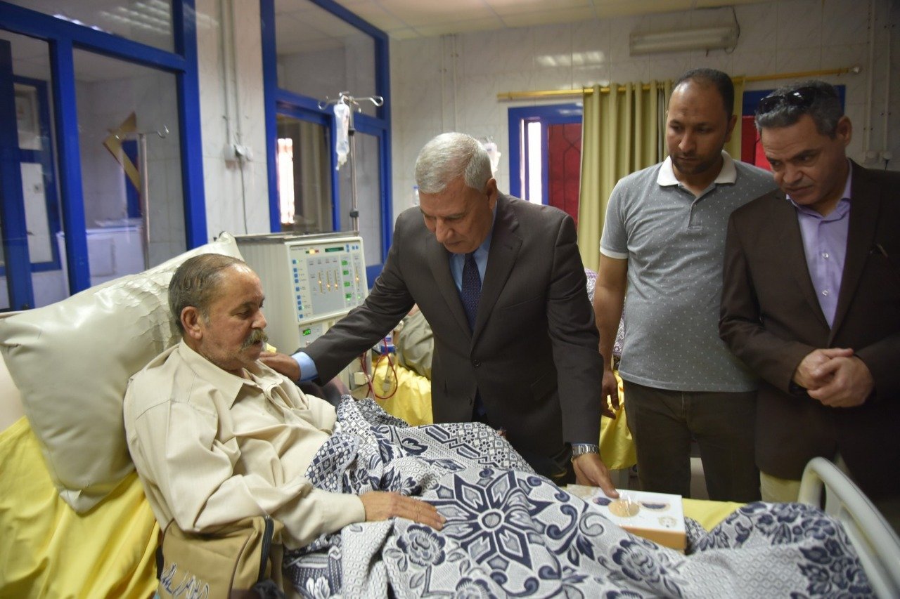 محافظ مطروح يزور المرضى بالمستشفيات لتهنئتهم بالعيد (8)