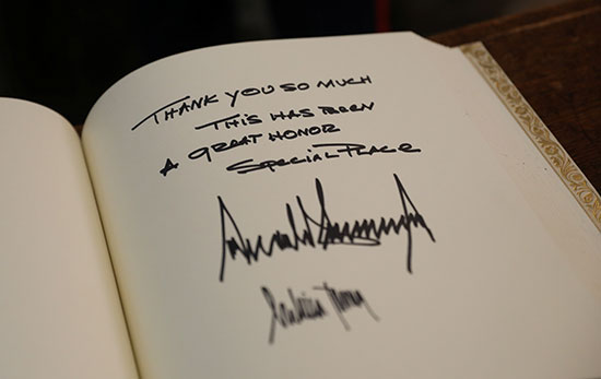 ترامب يكتب فى دفتر كبار الزوار شكرا جزيلا.. إنه شرف عظيم فى مكان خاص