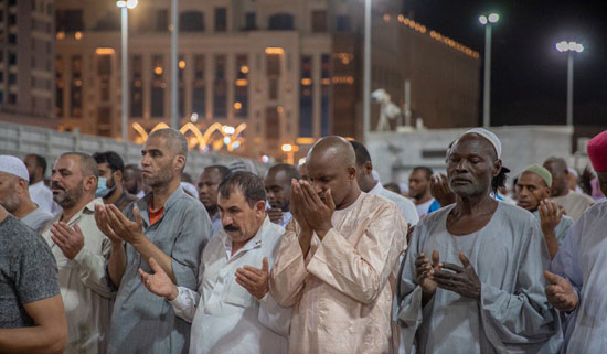 المصلون يرفعون أكفة الضراعة المصلون يرفعون أكفة الضراعة
