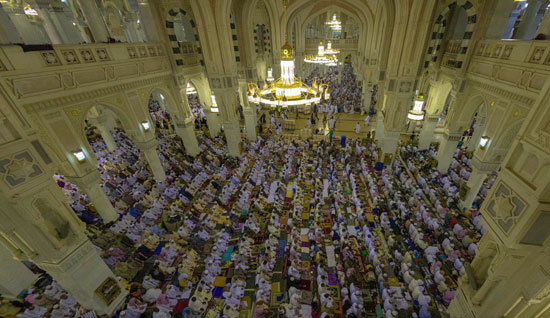 المصلون فى الليلة الختامية للقرآن المصلون فى الليلة الختامية للقرآن