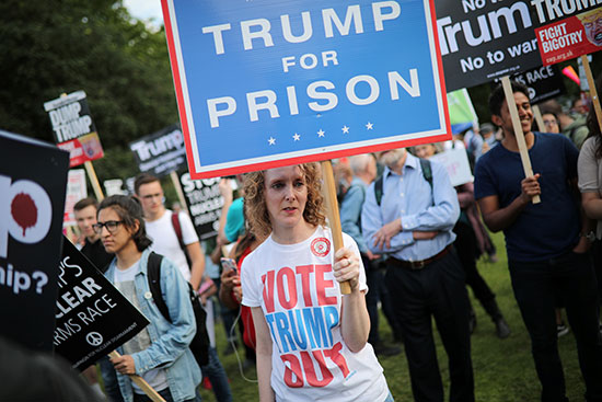 لافتة تدعو لسجن ترامب