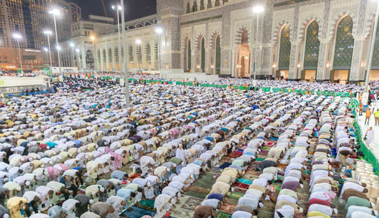 المصلون فى ساحة المسجد النبوى المصلون فى ساحة المسجد النبوى